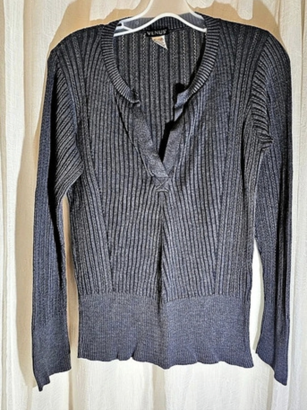 Venus V-Neck Sweater in Black & Gray Size Large Like New
